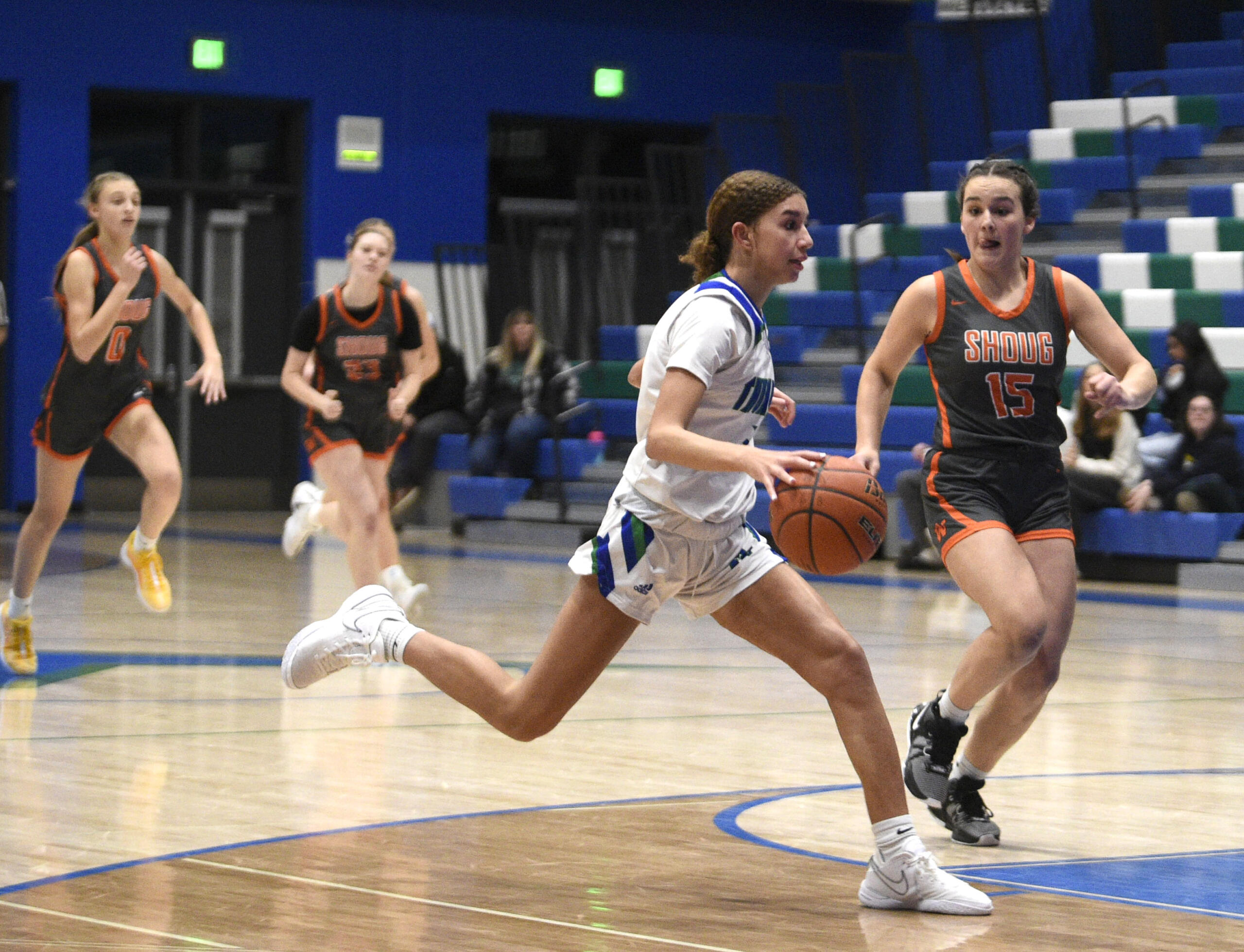 Mountain View’s Jadlyn Senderson dribbles toward the basket on a fastbreak as Washougal’s Jenna Klopman defends during a non-league girls basketball game on Thursday, Nov. 30, 2023, at Mountain View High School.