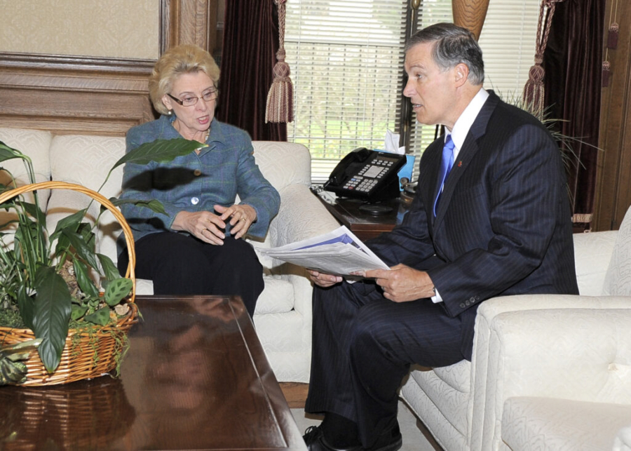 Former Gov. Christine Gregoire and Gov. Jay Inslee meet before Inslee&rsquo;s inaugural speech in 2013.
