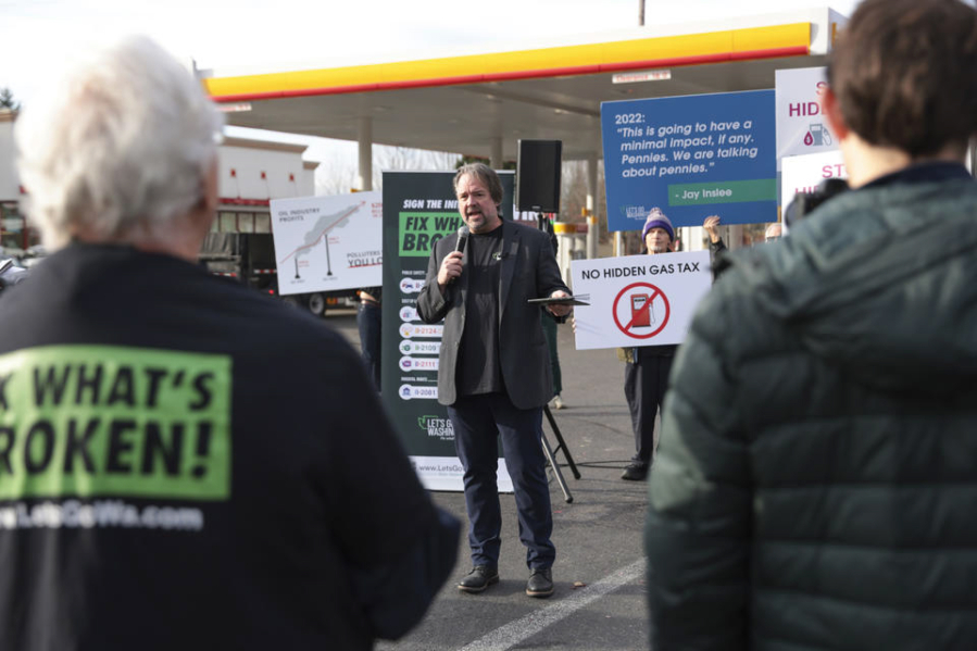 Let&Ccedil;&fnof;&Ugrave;s Go Washington founder Brian Heywood talks about ballot initiatives, including Initiative 2117, during a press conference at Jackson&Ccedil;&fnof;&Ugrave;s Shell Station in Kent on Tuesday, Nov. 21.