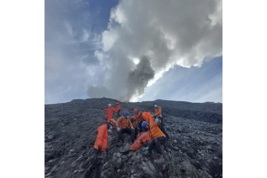 In this undated photo released Dec. 5, 2023, by the Indonesian National Search and Rescue Agency (BASARNAS), rescuers prepare to evacuate the body of a climber killed in Mount Marapi&rsquo;s eruption in Agam, West Sumatra, Indonesia. Rescuers searching the hazardous slopes of Indonesia&rsquo;s Marapi volcano found more bodies among the climbers caught by a surprise eruption two days ago.