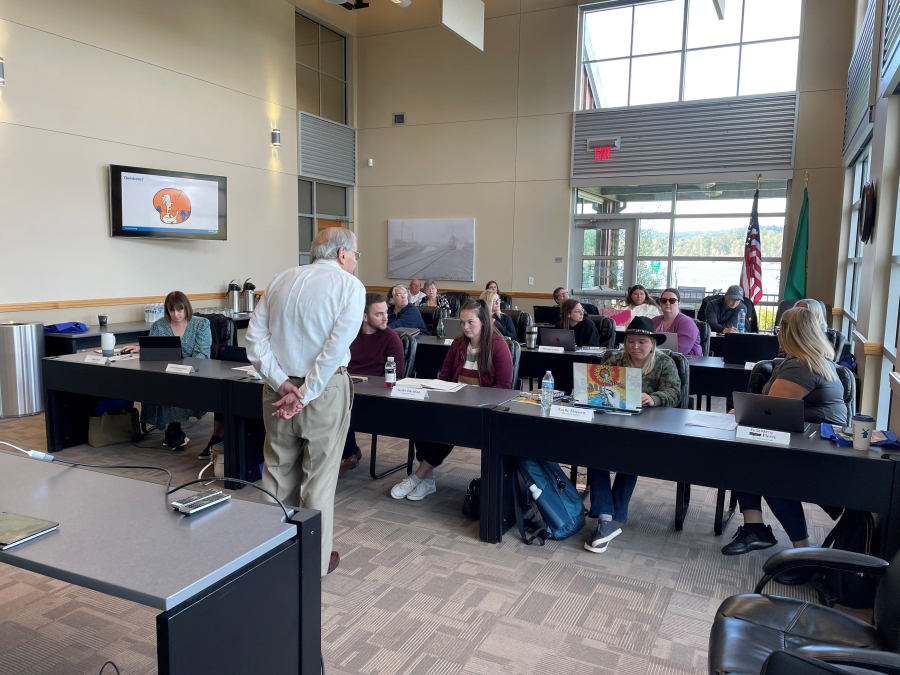 SCORE member Al Gold talks about the importance of the “elevator Pitch” to attendees of a SCORE Business Education series at the Port of Kalama. Several of the attendees completed the course and now have facilities located in the Port of Kalama’s Mountain Timber Market.