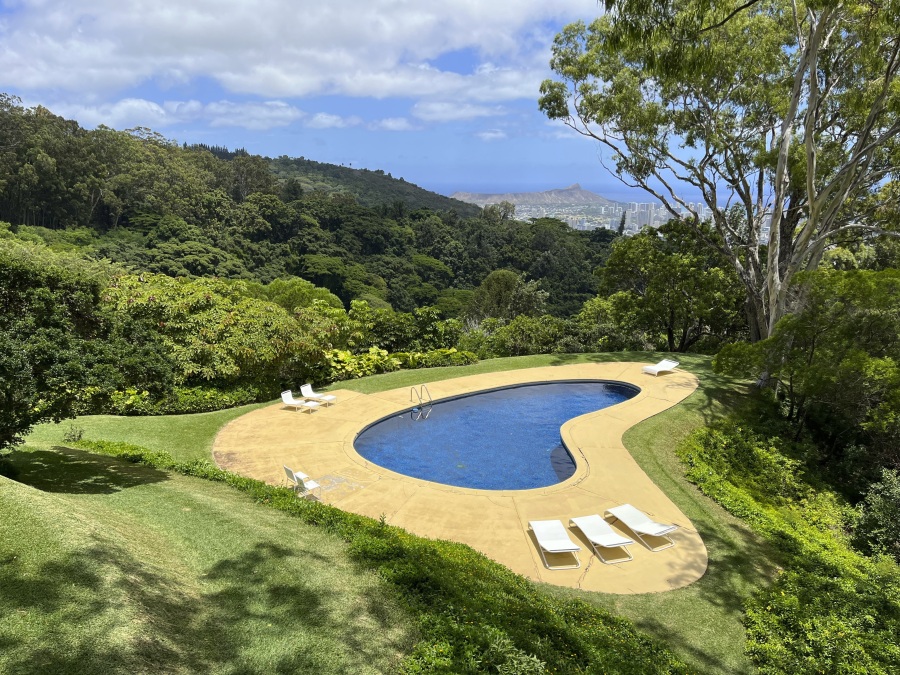 This image shows the kidney-shaped pool at the Liljestrand House in Honolulu, Hawaii, designed by architect Vladimir Ossipoff.