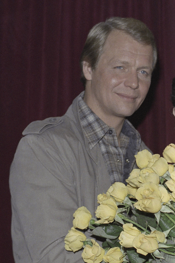 FILE- David Soul is photographed at an event in Los Angeles, Dec. 6, 1983.   Soul, who hit fame as blond half of crime-fighting duo &ldquo;Starsky and Hutch&rdquo; in a popular 1970s television series, has died. He was 80. Wife Helen Snell, said Friday, Jan.