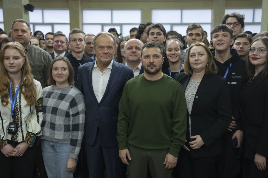 Ukrainian President Volodymyr Zelenskyy and Poland&rsquo;s Prime Minister Donald Tusk pose for photos with Ukrainian students after their meeting in Kyiv, Ukraine, Monday, Jan. 22, 2024.