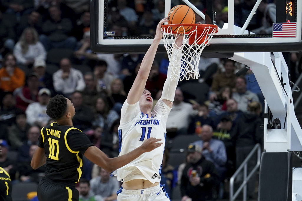 Creighton's Ryan Kalkbrenner (11) dunks against Oregon's Kwame Evans Jr. (10) during the first half of a second-round college basketball game in the NCAA Tournament Saturday, March 23, 2024, in Pittsburgh.