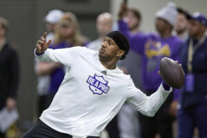 Michael Penix Jr. runs, jumps and throws showing off athleticism at
Huskies’ pro day