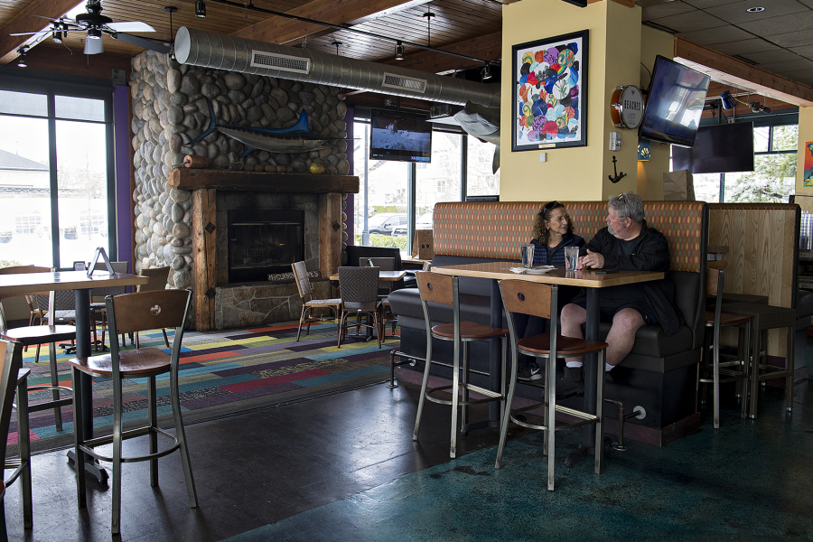 Oregon chain Oswego Grill announced Wednesday that it will take over the Beaches Restaurants' location on the Columbia River after the Vancouver staple closes at the end of the year.