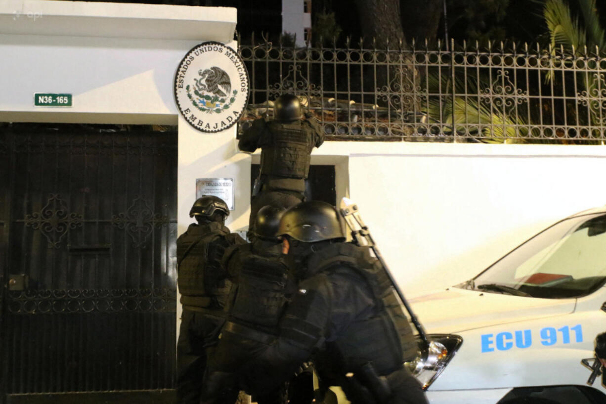An image released by API showing Ecuadorian police special forces attempting to break into the Mexican embassy in Quito to arrest Ecuador&rsquo;s former Vice President Jorge Glas, on April 5, 2024.