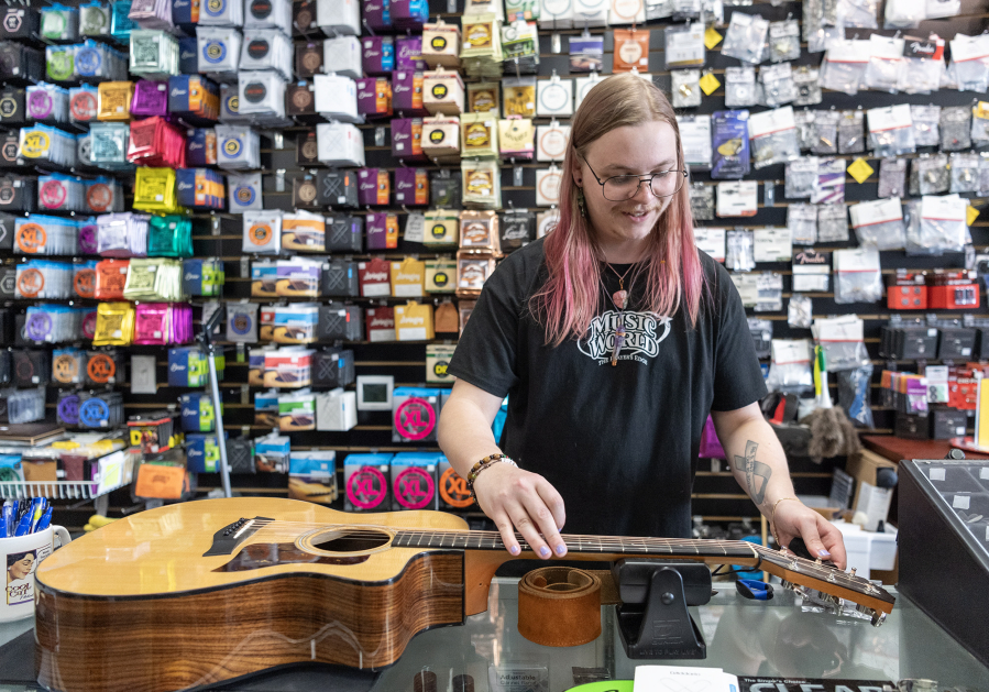 Music World’s String Swap: A Successful Effort to Reduce Waste in the Guitar Community”.